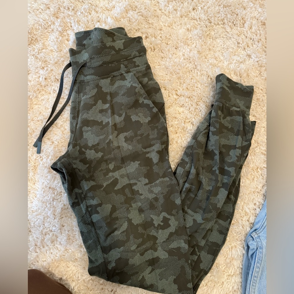 Scuba high rise. Size 4. Perfect condition with no pilling or marks